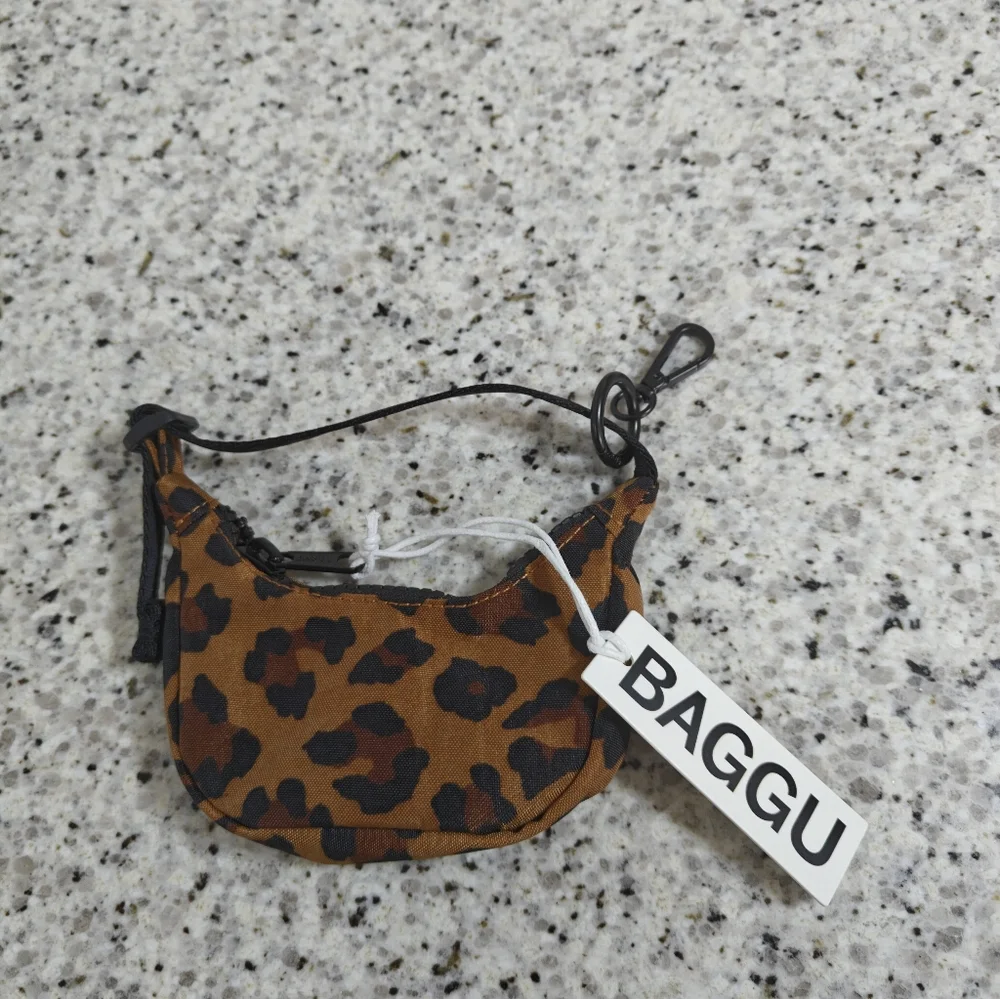 Baggu Crescent Bag Charm (leopard) - Picture 3 of 6